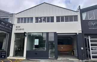 Versatile Retail or Warehouse Space in Newmarket
