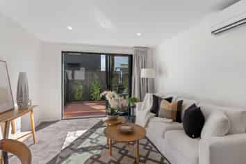 2/18 Whiteleigh Avenue, Addington