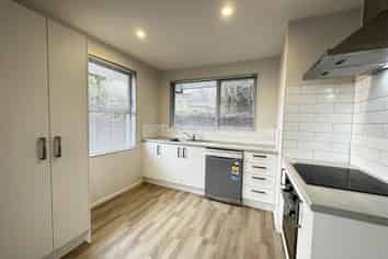 2/4 Grove Road, Addington
