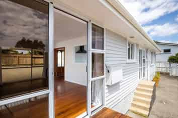 100 South Road, Blagdon