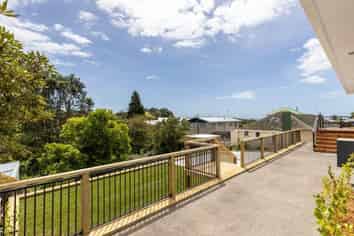 100 South Road, Blagdon