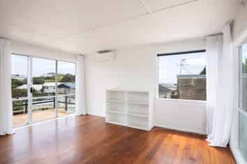 100 South Road, Blagdon