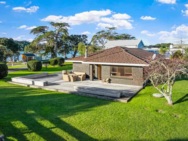 2 Dunbar Road, Point Wells