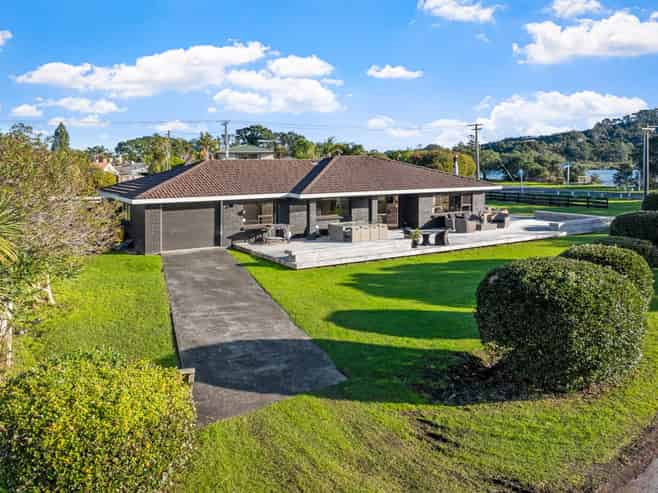 2 Dunbar Road, Point Wells