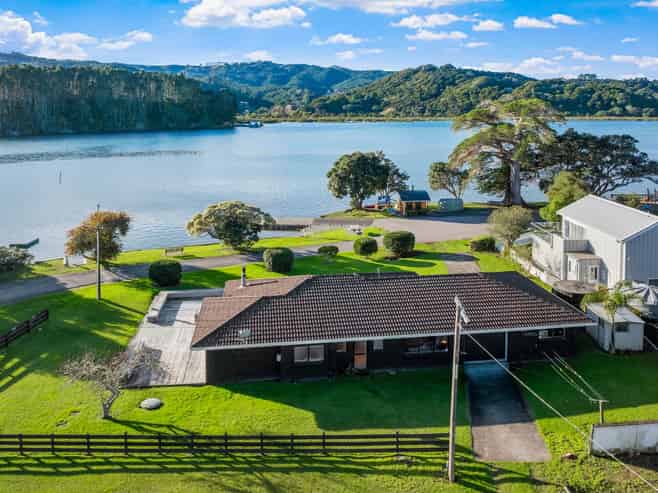 2 Dunbar Road, Point Wells