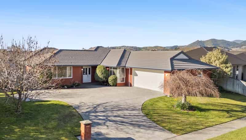 6 Ruth Taylor Avenue, Stoke