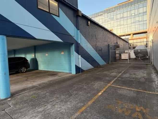 Large Volume Retail with Carparking CBD Fringe
