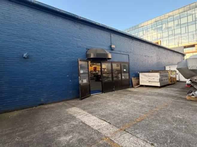 Large Volume Retail with Carparking CBD Fringe