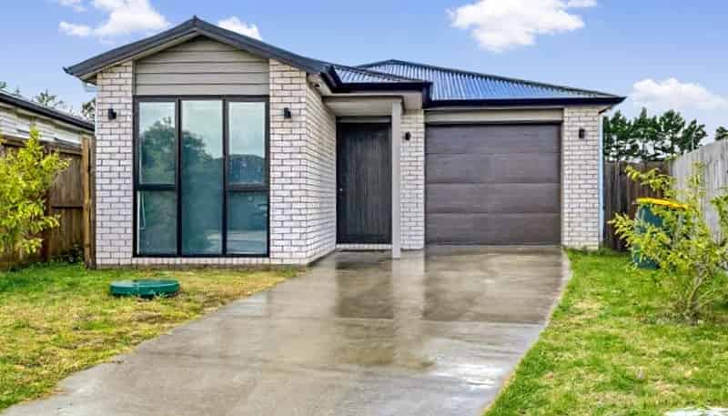 16 Opouatu Avenue, Glenbrook