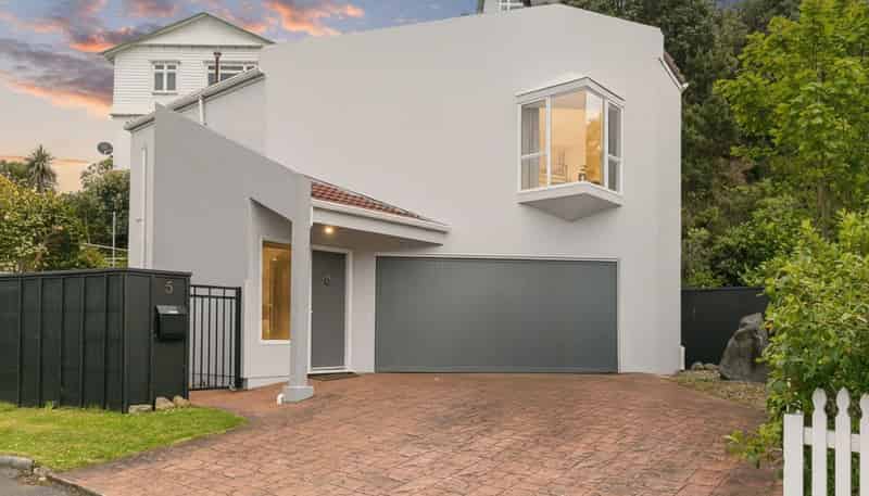 5 Erskine Close, Island Bay