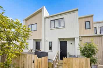 5/7 Cedar Heights Avenue, Massey
