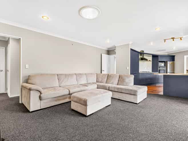 55 St James Drive, Huntington