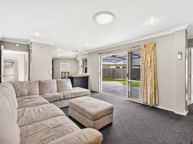55 St James Drive, Huntington