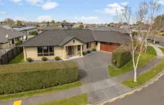 55 St James Drive, Huntington