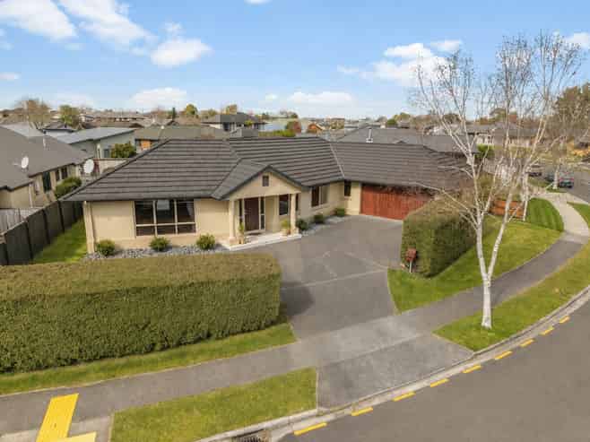 55 St James Drive, Huntington