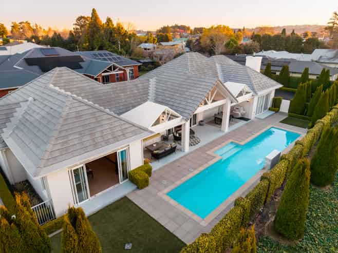 14 Tall Oaks Way, Bethlehem