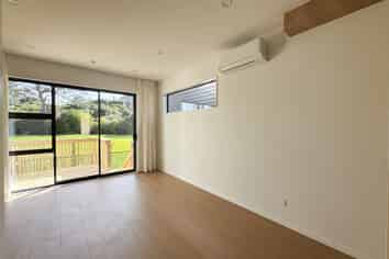 4/8 Lowtherhurst Road, Massey