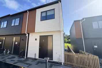 4/8 Lowtherhurst Road, Massey