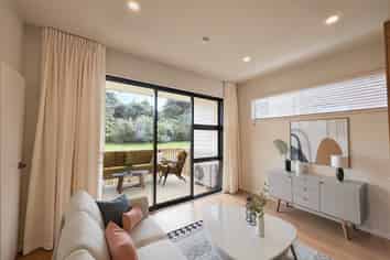 8/8 Lowtherhurst Road, Massey