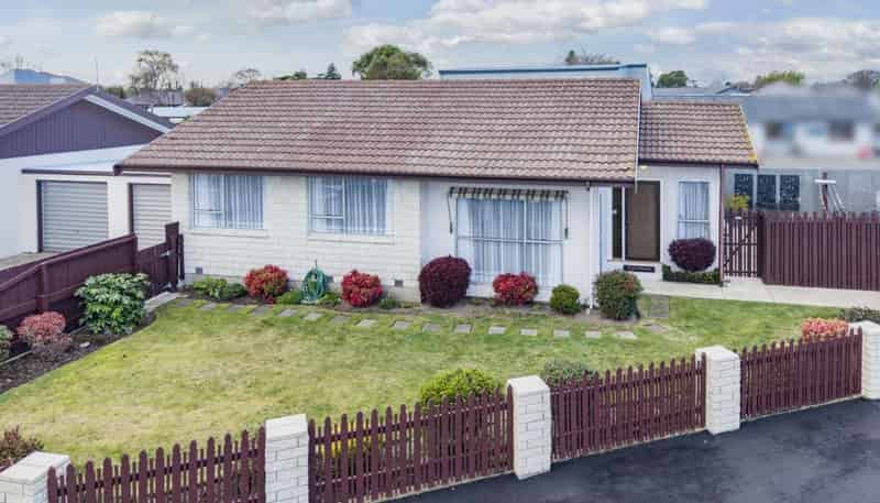 2/32 Lake Terrace Road, Burwood