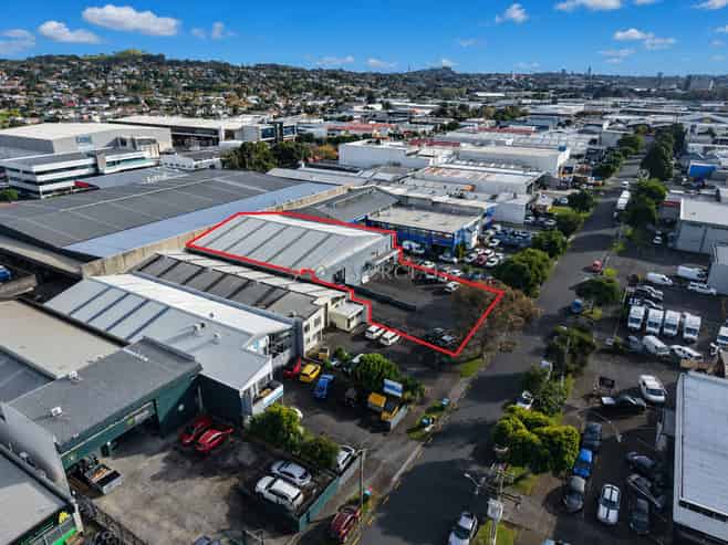 High Stud + Secure YARD - Fairfax Ave 