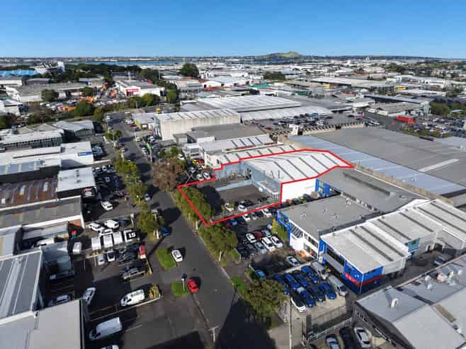 High Stud + Secure YARD - Fairfax Ave 
