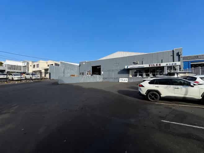 High Stud + Secure YARD - Fairfax Ave 