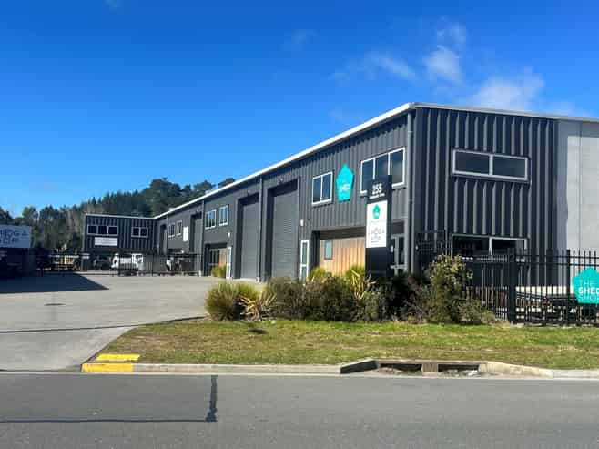Modern tilt slab warehouse. Flexible lease options