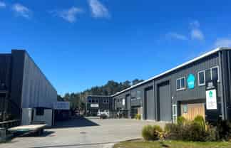 Modern tilt slab warehouse. Flexible lease options