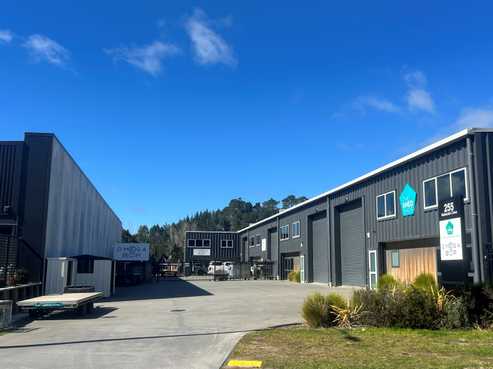 Modern tilt slab warehouse. Flexible lease options