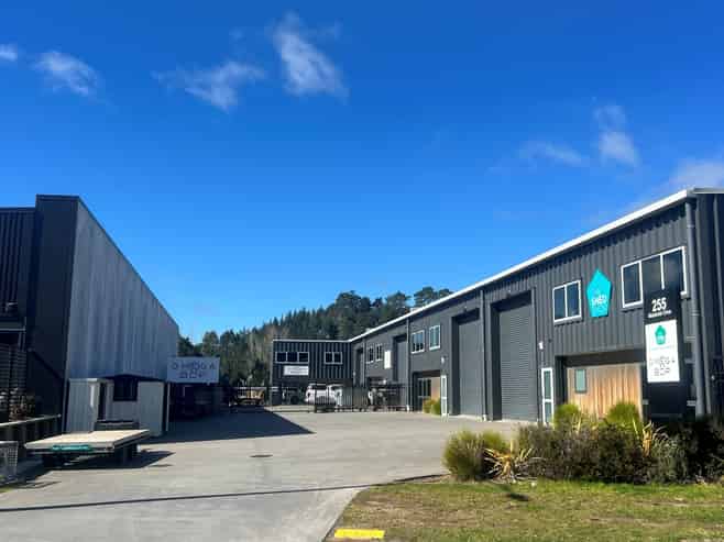 Modern tilt slab warehouse. Flexible lease options
