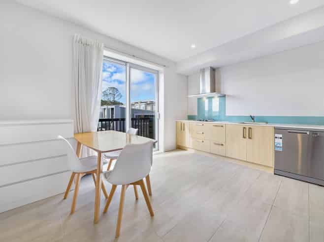 8 Folkes Lane, New Lynn