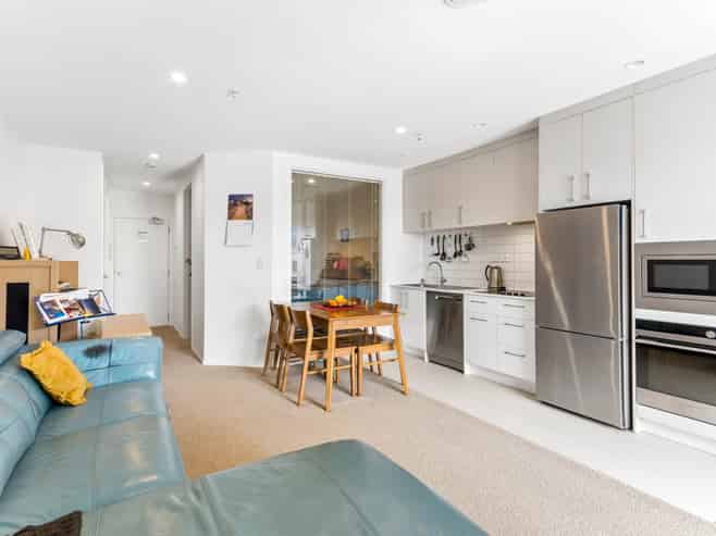 201/8 Waikumete Road, Glen Eden