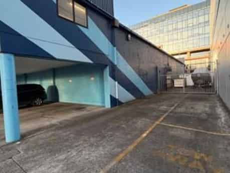 Large Volume Retail with Carparking CBD Fringe