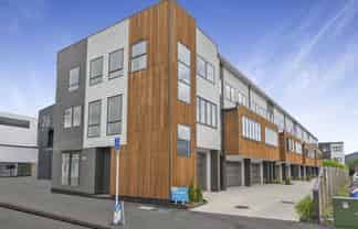 1/24 Liverpool Street, Hamilton Central