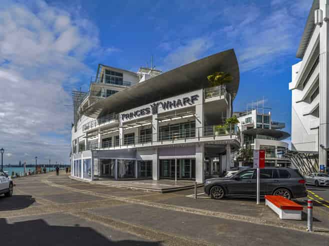 Premium Waterfront Restaurant/Bar - Split option