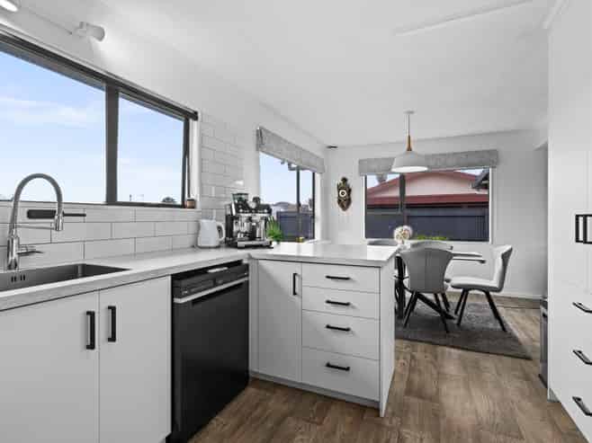 16 Lanark Crescent, Tamatea