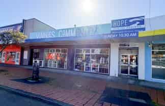 AFFORDABLE TOTAL FLOOR OPPORTUNITY WITH CARPARKS