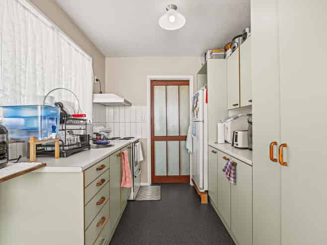 8 Peckham Lane, Woolston