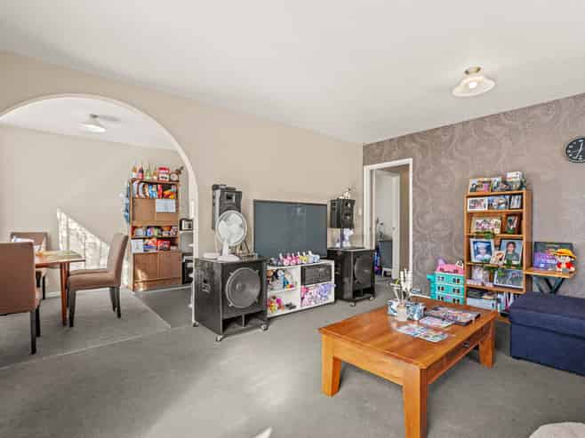 8 Peckham Lane, Woolston