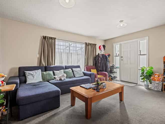 8 Peckham Lane, Woolston