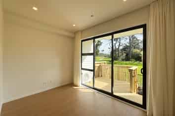 2/8 Lowtherhurst Road, Massey