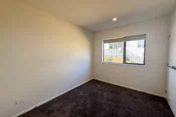 2/8 Lowtherhurst Road, Massey