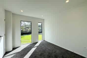 2/8 Lowtherhurst Road, Massey