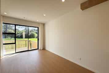 2/8 Lowtherhurst Road, Massey