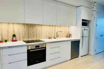 120/223A Green Lane West, Epsom