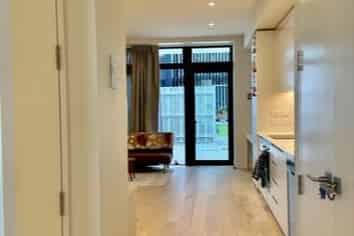 120/223A Green Lane West, Epsom