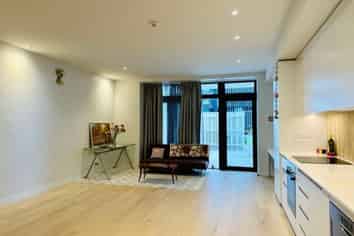 120/223A Green Lane West, Epsom