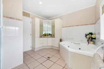 32 Haseler Crescent, Mellons Bay