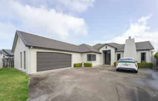 18 Darjon Drive, Huntington